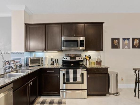 2086 Foxtail View Ct, West Palm Beach FL 33411