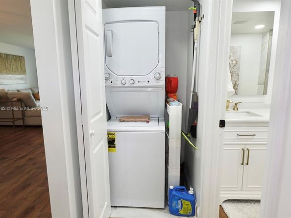 12500 SW 6th St 413N, Pembroke Pines FL 33027