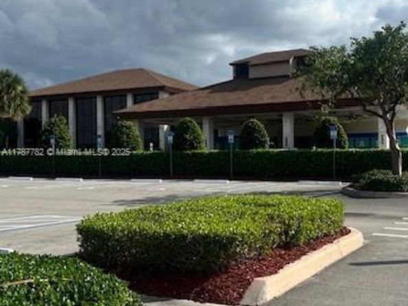 12500 SW 6th St 413N, Pembroke Pines FL 33027