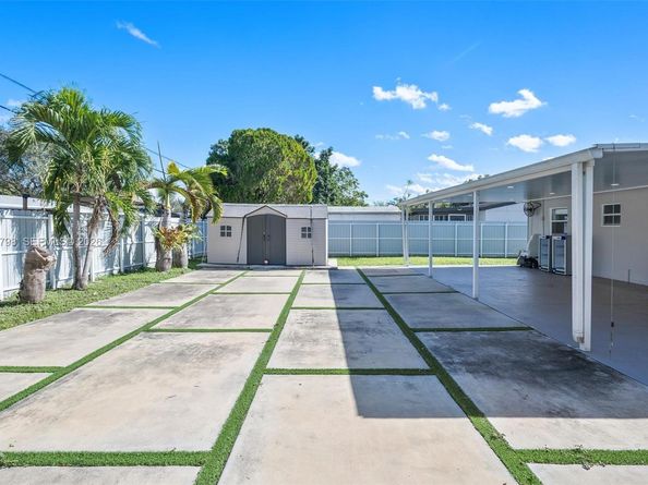 6231 Mayo St, Hollywood FL 33023