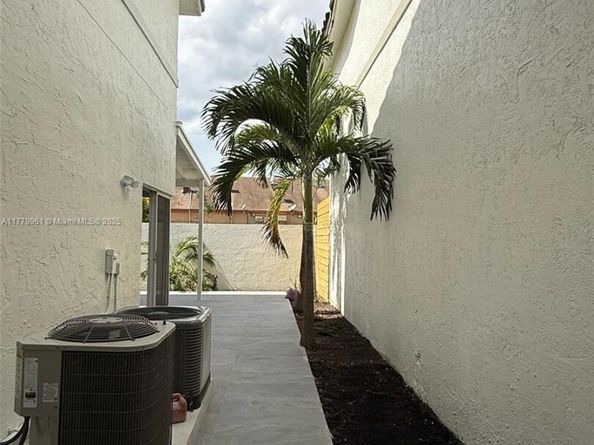 13911 SW 100th Ln, Miami FL 33186