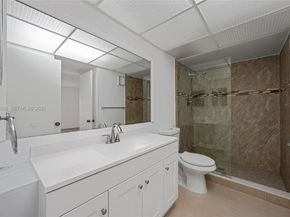 200 Lakeview Dr 101, Weston FL 33326