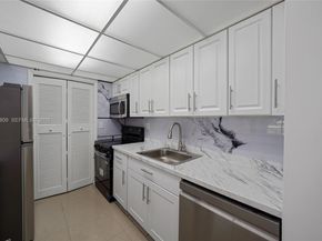 200 Lakeview Dr 101, Weston FL 33326