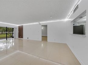 200 Lakeview Dr 101, Weston FL 33326