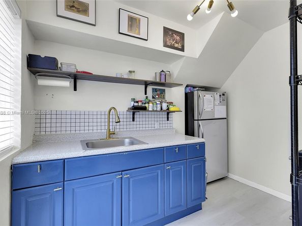 4730 Pine Tree Dr 14, Miami Beach FL 33140