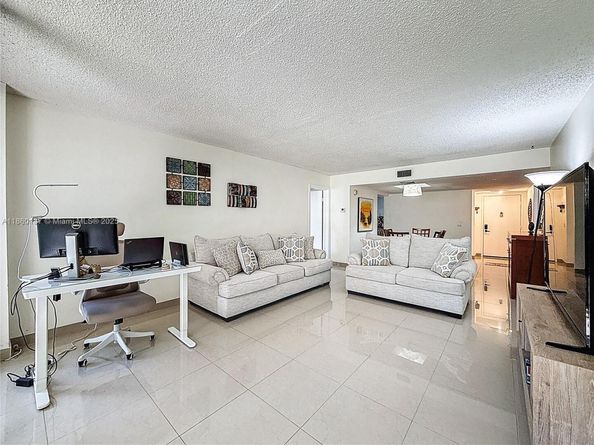 16475 Golf Club Rd 202, Weston FL 33326
