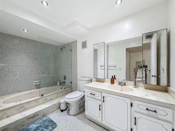 16475 Golf Club Rd 202, Weston FL 33326