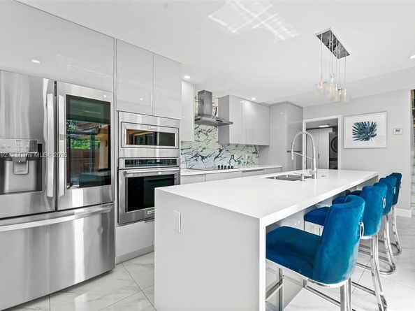 2557 Lakeview Ct 2557, Cooper City FL 33026
