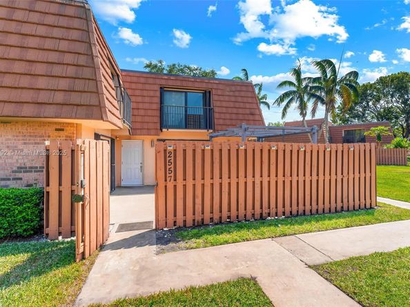 2557 Lakeview Ct 2557, Cooper City FL 33026