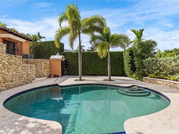 1181 S Alhambra Cir, Coral Gables FL 33146