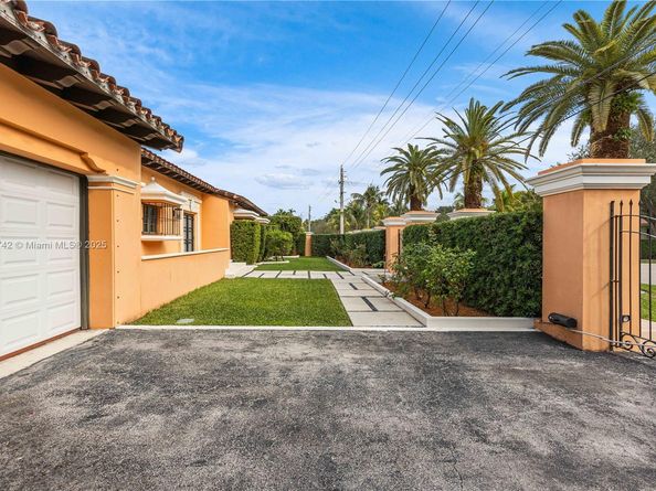 1181 S Alhambra Cir, Coral Gables FL 33146
