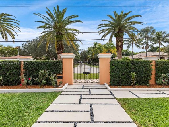 1181 S Alhambra Cir, Coral Gables FL 33146