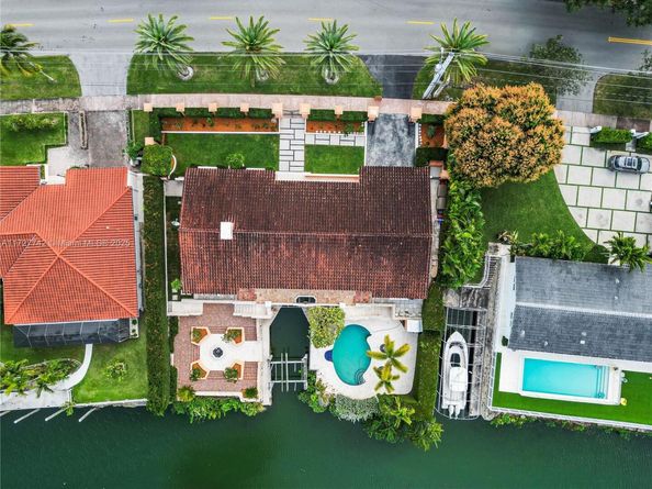 1181 S Alhambra Cir, Coral Gables FL 33146