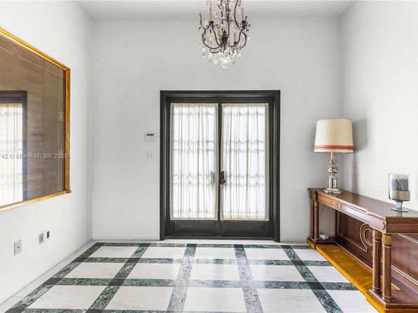 1181 S Alhambra Cir, Coral Gables FL 33146