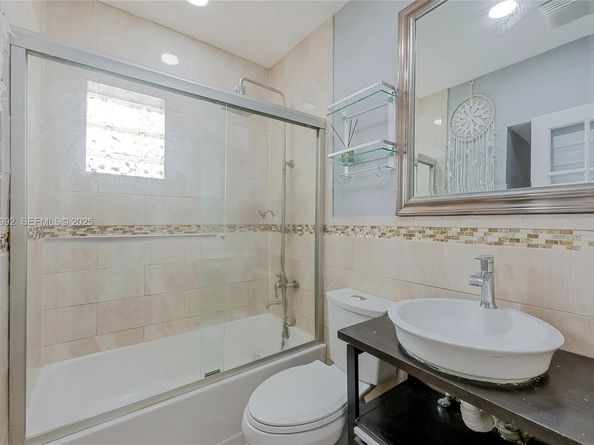 Undisclosed Address #A11925992, Hollywood FL 33020