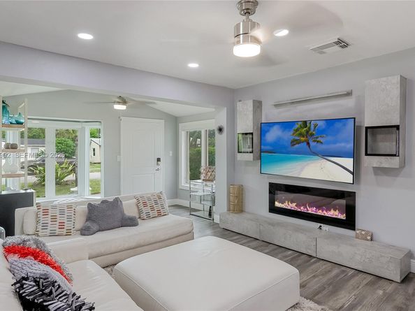 Undisclosed Address #A11925992, Hollywood FL 33020