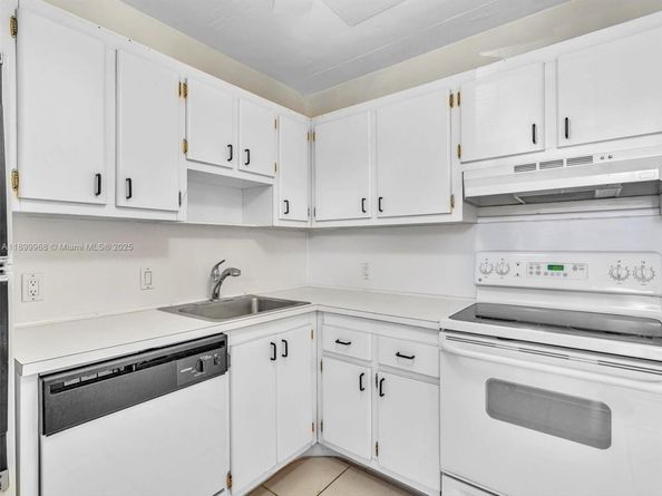 20500 W Country Club Dr 203, Aventura FL 33180