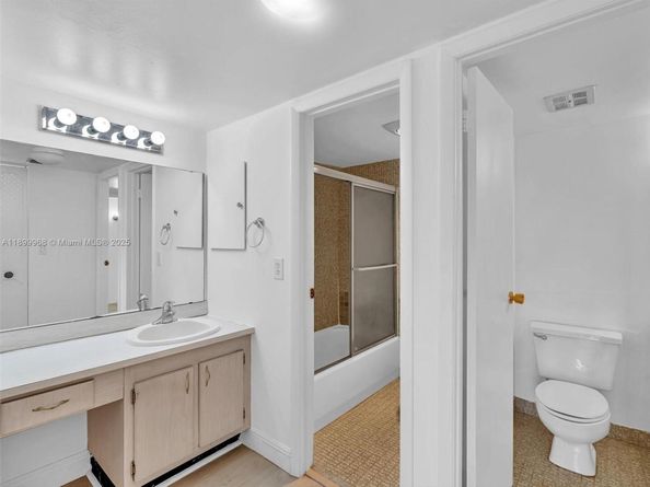 20500 W Country Club Dr 203, Aventura FL 33180