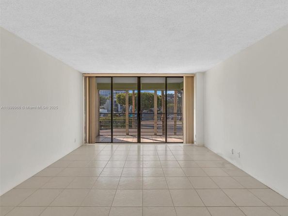 20500 W Country Club Dr 203, Aventura FL 33180