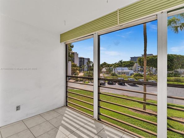 20500 W Country Club Dr 203, Aventura FL 33180