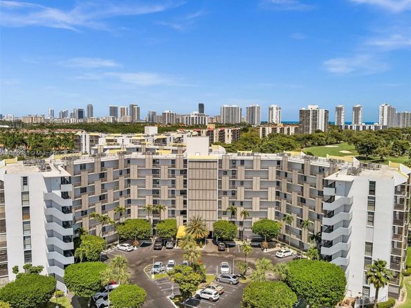 20500 W Country Club Dr 203, Aventura FL 33180