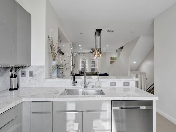 1033 NE 17th Way 1904, Fort Lauderdale FL 33304