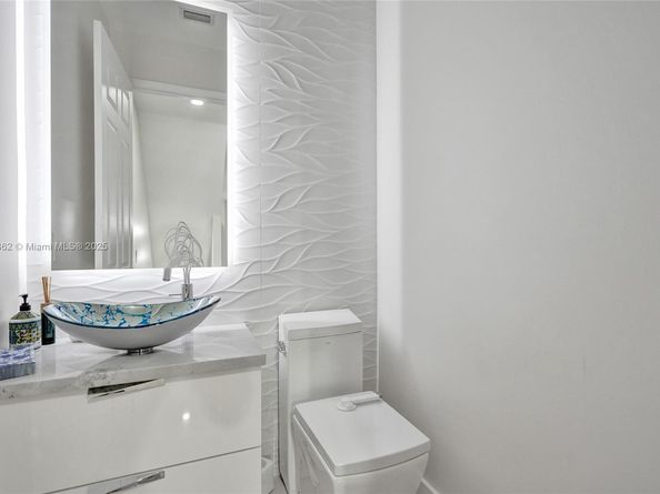 1033 NE 17th Way 1904, Fort Lauderdale FL 33304