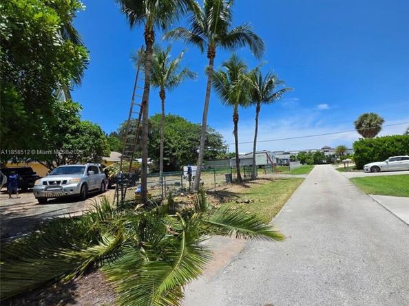 1803 Service Rd, North Palm Beach FL 33408