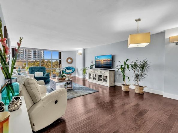 6423 Collins Ave 409, Miami Beach FL 33141