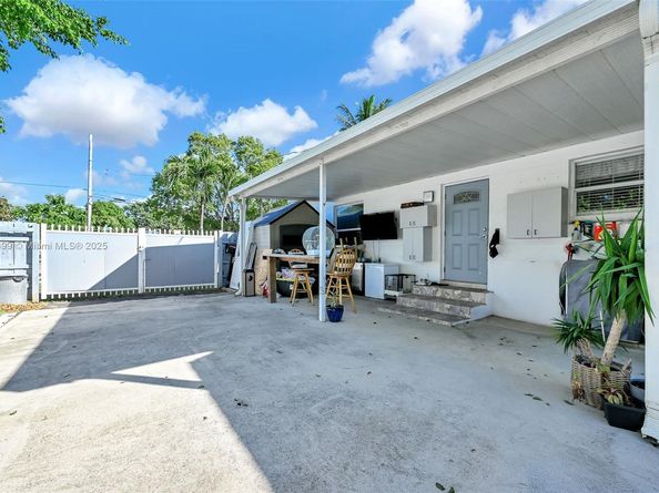 2040 NW 34th St, Miami FL 33142