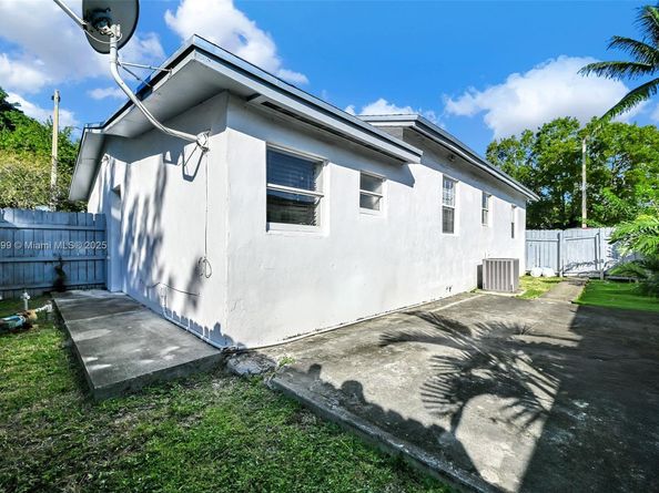 2040 NW 34th St, Miami FL 33142