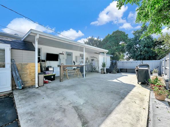 2040 NW 34th St, Miami FL 33142