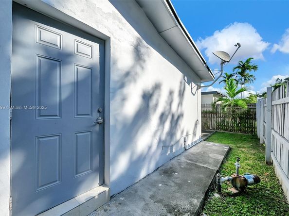 2040 NW 34th St, Miami FL 33142