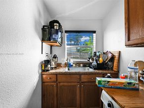 2040 NW 34th St, Miami FL 33142