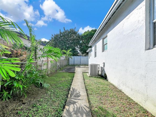 2040 NW 34th St, Miami FL 33142