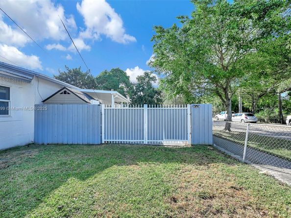 2040 NW 34th St, Miami FL 33142