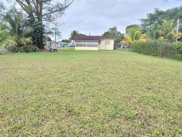 2301 NW 182nd Ter, Miami Gardens FL 33056