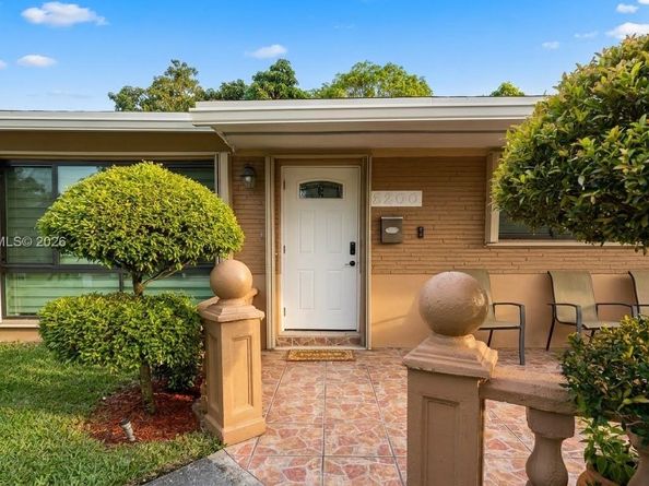 2200 Alcazar Dr, Miramar FL 33023