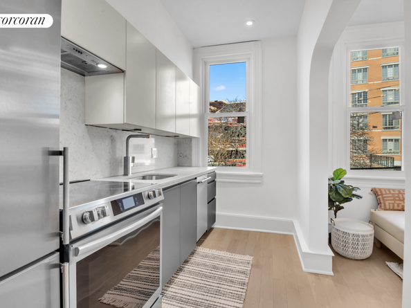 25-20 Newtown Avenue 2, Queens NY 11102