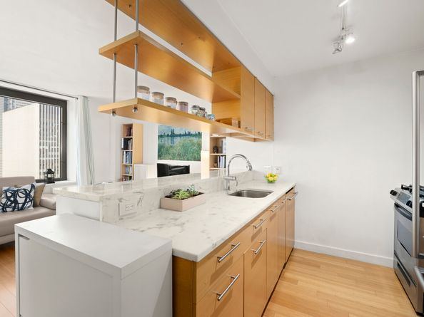 100 West 39th Street 43J, New York NY 10018