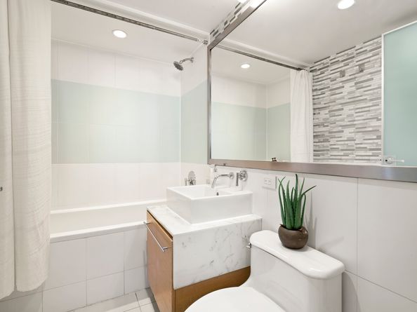 100 West 39th Street 43J, New York NY 10018