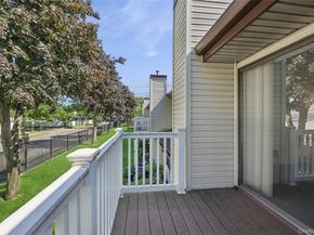 156 W Cambridge Drive E 156, Copiague NY 11726