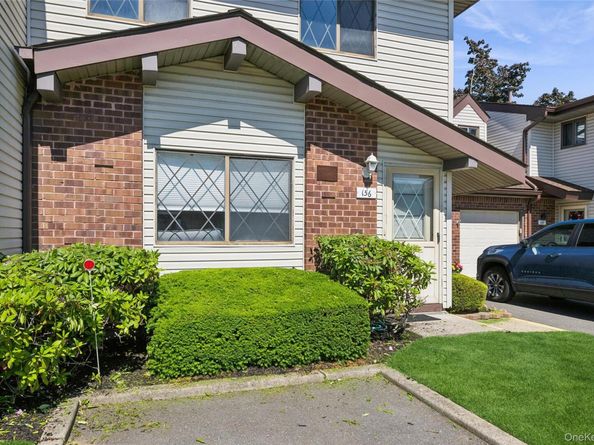 156 W Cambridge Drive E 156, Copiague NY 11726