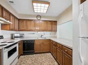 156 W Cambridge Drive E 156, Copiague NY 11726