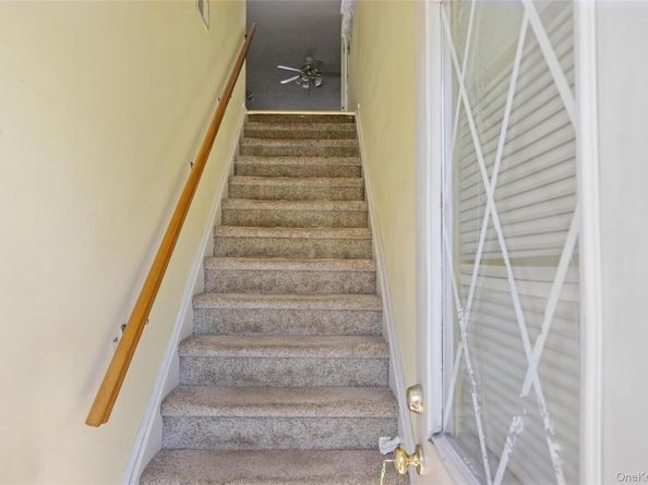 156 W Cambridge Drive E 156, Copiague NY 11726