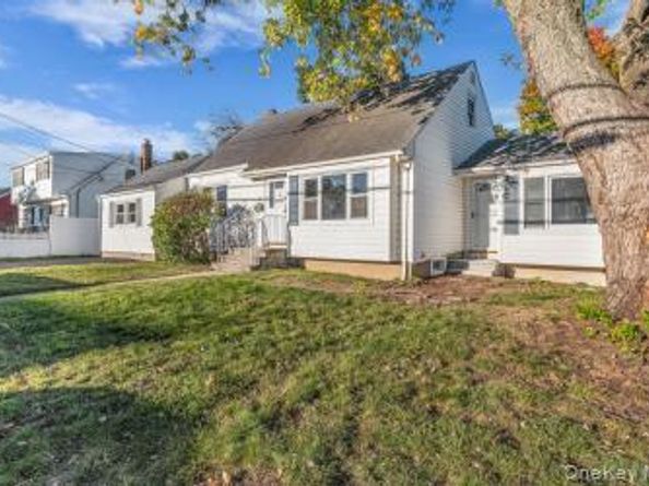 454 N Indiana Avenue, Lindenhurst NY 11757