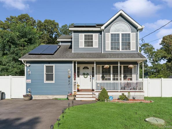 17 Robinwood Street, Mastic NY 11950