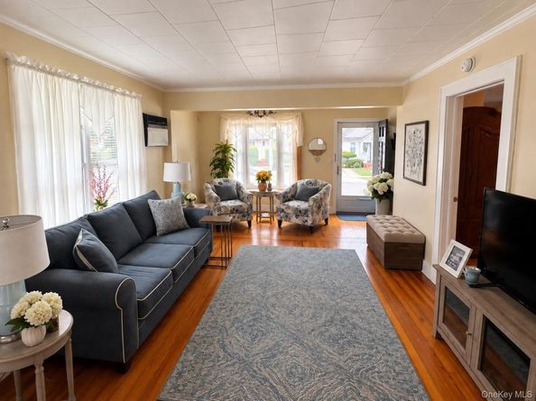1041 Barnes Street, Franklin Square NY 11010