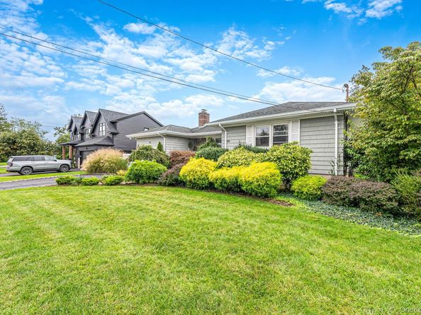20 Argonne Place, Massapequa NY 11758