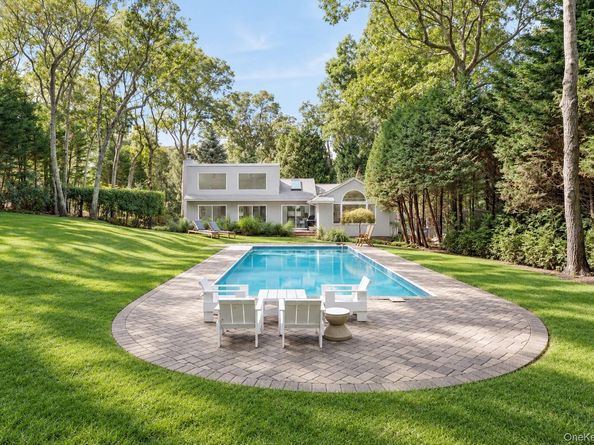 25 Old Squiretown Rd, Hampton Bays NY 11946